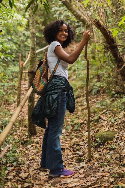 Belle jeune brune en randonnée dans la jungle