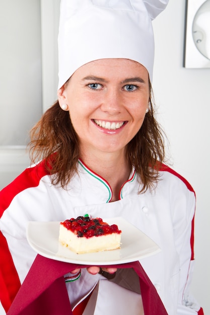 Belle jeune chef avec dessert