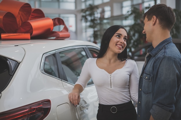 Belle Jeune Couple Marié, Acheter Une Nouvelle Voiture Ensemble