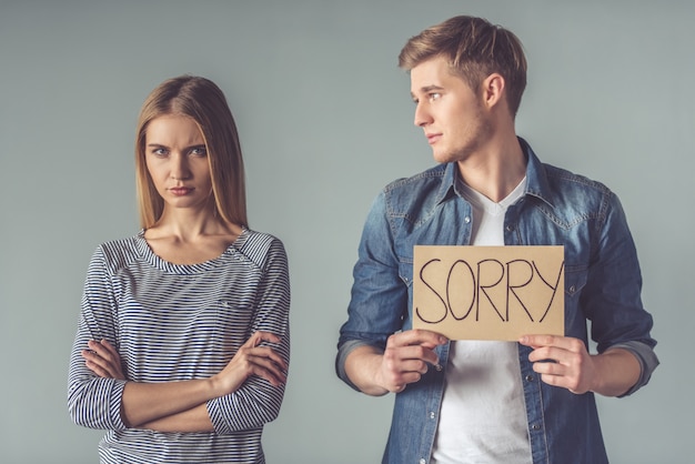 Belle jeune couple se dispute