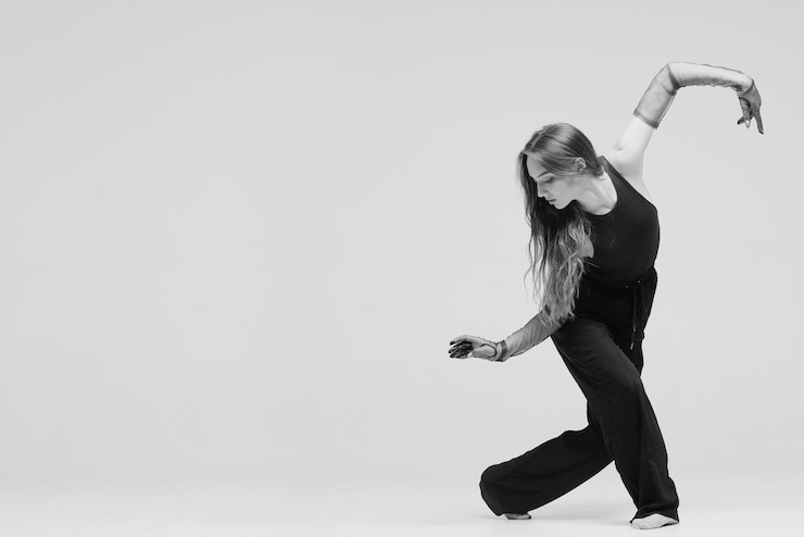 Photo belle jeune danseuse moderne ou danseuse de fitness sur fond blanc isolé