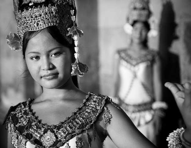 Une belle jeune danseuse qui pose pour une photo.