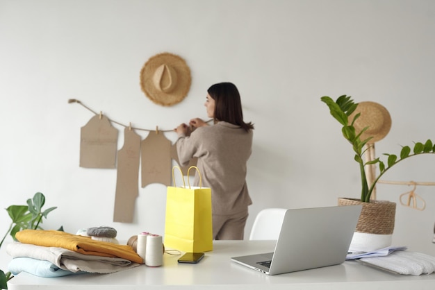 Une belle jeune designer accroche des motifs au bureau