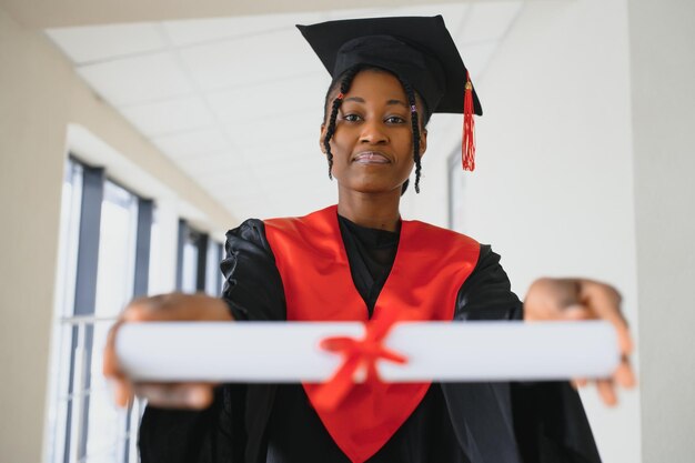 Belle jeune diplômée afro-américaine titulaire d'un diplôme