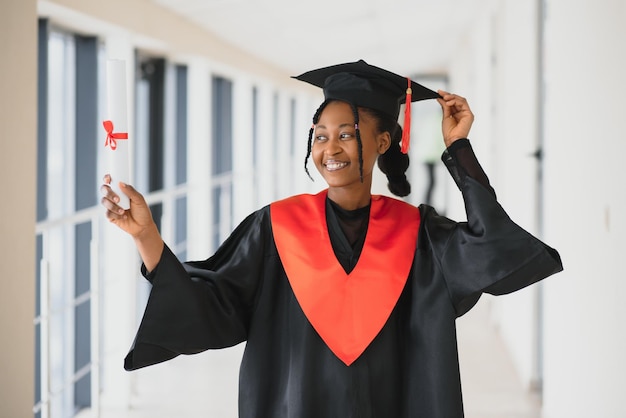 Belle jeune diplômée afro-américaine titulaire d'un diplôme