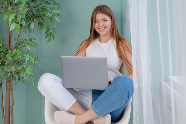 belle jeune étudiante étudie à l'indépendant d'ordinateur portable