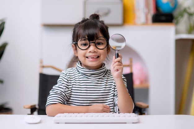 Belle jeune étudiante montrant une loupe regardant la caméra et ayant une bonne idée