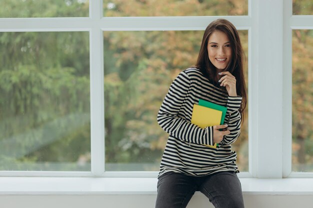 Belle jeune étudiante posant le concept d'enseignement collégial Place pour le texte