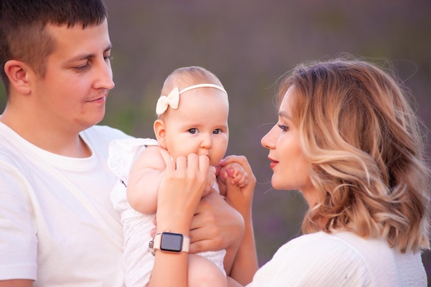 Belle jeune famille sur le champ de lavande fleur pourpre. Vacances en famille