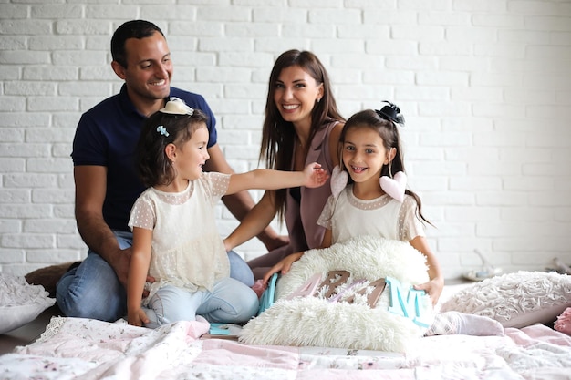 Belle jeune famille avec des filles