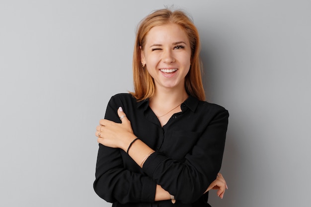 Belle jeune femme adolescent posant sur un gris