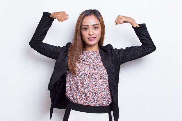 Belle jeune femme d'affaires asiatique heureuse et excitée de célébrer la victoire exprimant un grand succès