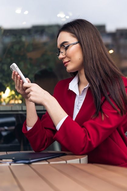 Belle jeune femme d'affaires dans un café