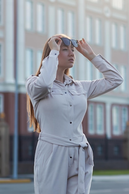 Belle jeune femme d'affaires debout dans la rue de la ville