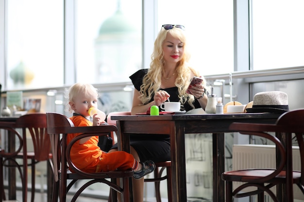 Belle jeune femme d'affaires en pause de travail