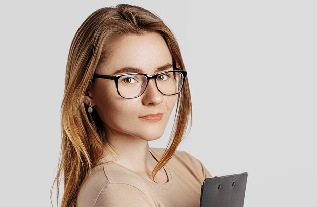 Belle Jeune Femme D'affaires Portant Des Lunettes Isolées Sur Une Surface Grise