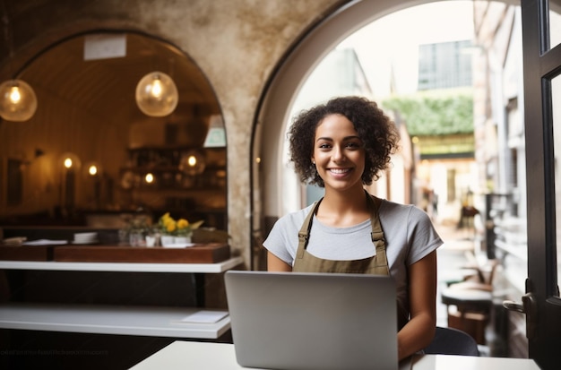 une belle jeune femme d'affaires avec une tablette ou un ordinateur portable dans sa propre boutique