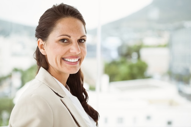 Belle jeune femme d&#39;affaires