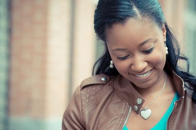 belle jeune femme africaine à l&#39;aide de smartphone