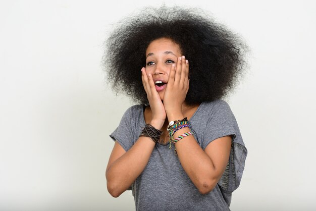 Belle jeune femme africaine aux cheveux afro sur blanc