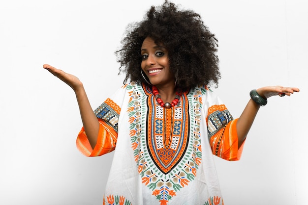 Photo belle jeune femme africaine aux cheveux afro portant des vêtements traditionnels