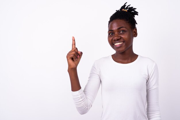 Belle jeune femme africaine isolée