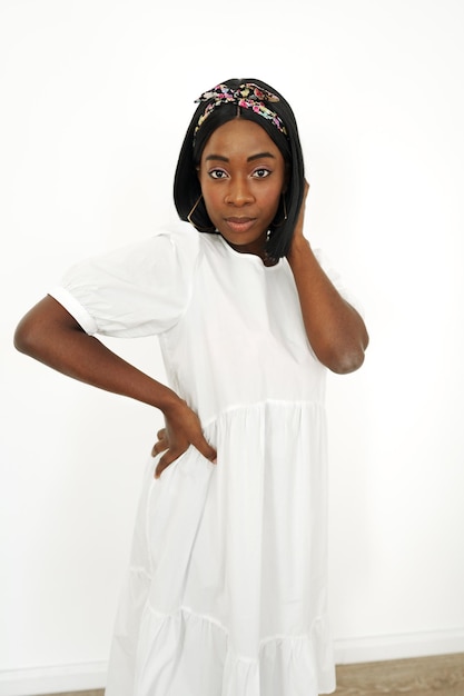 Belle jeune femme africaine posant sur fond blanc