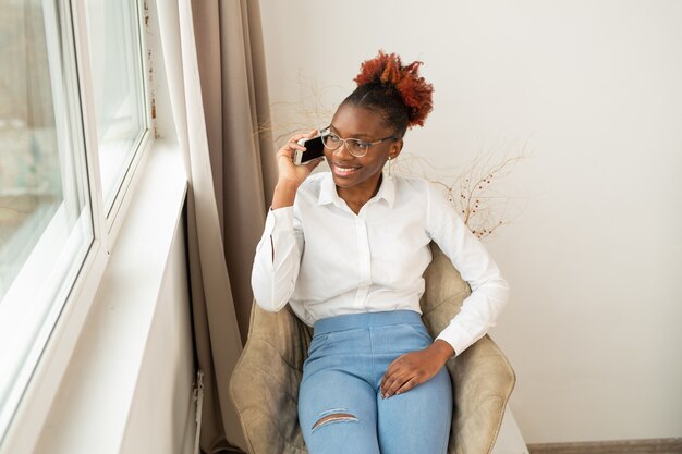 belle jeune femme africaine avec téléphone portable