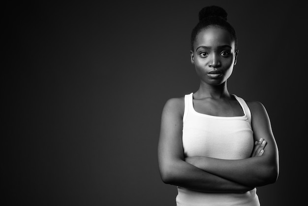 Belle jeune femme africaine zoulou en noir et blanc