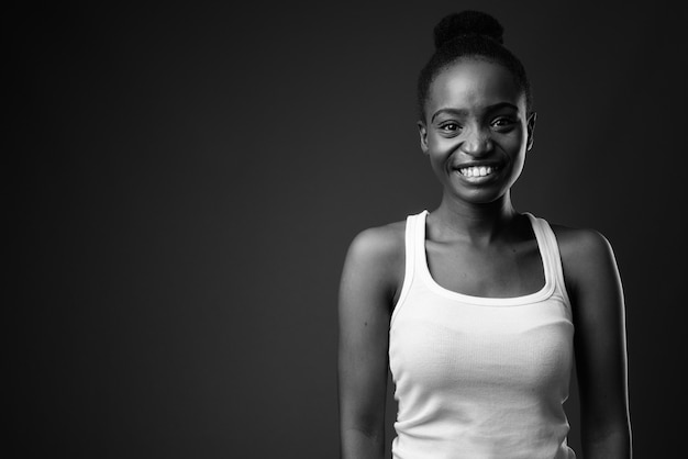 Belle jeune femme africaine zoulou souriant en noir et blanc