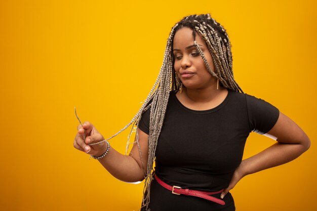 Belle Jeune Femme Afro-américaine Aux Cheveux De La Peur Sur Jaune