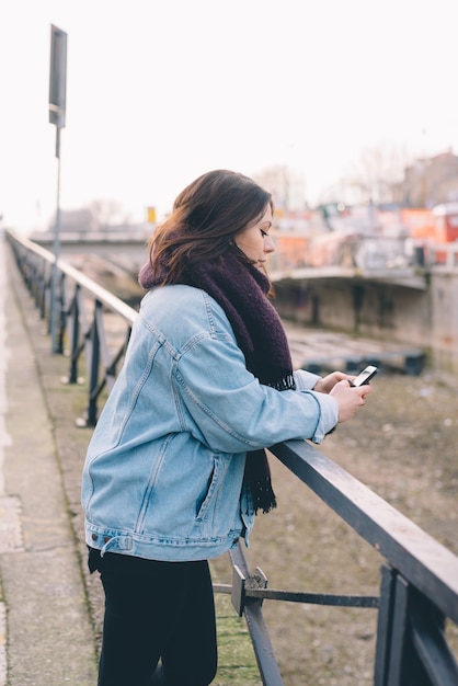 belle jeune femme à l&#39;aide de smartphone