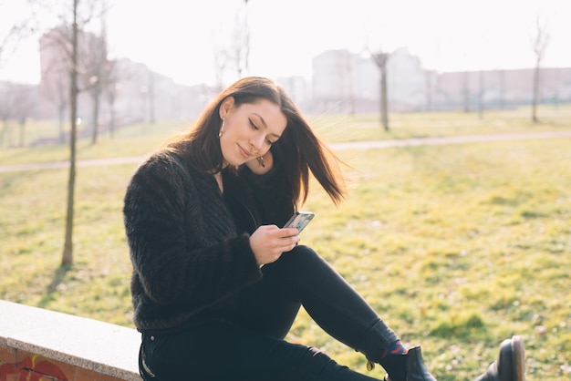 belle jeune femme à l&#39;aide de smartphone