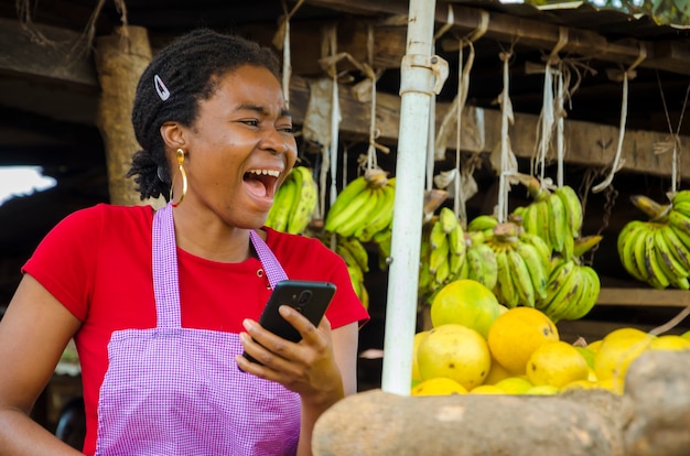 Belle jeune femme à l'aide de smartphone