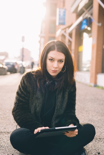 belle jeune femme à l&#39;aide de tablette