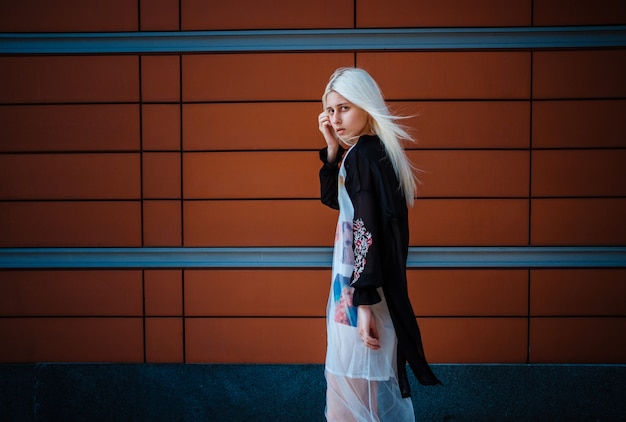 Belle jeune femme albinos posant près d'un centre d'affaires à Moscou.