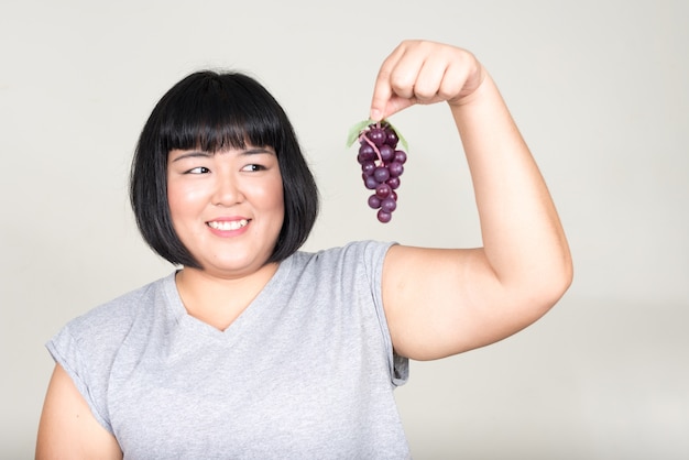 Belle jeune femme asiatique aux cheveux courts sur blanc