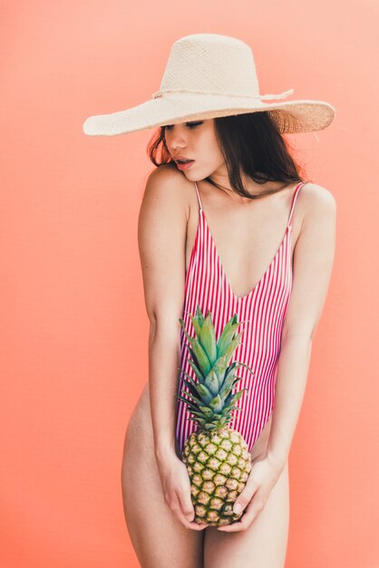 Belle Jeune Femme Asiatique En Bikini.