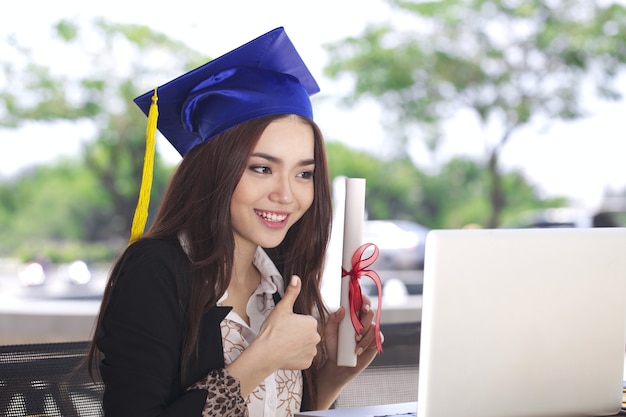 Belle jeune femme asiatique avec le concept d'éducation de cours de formation en ligne