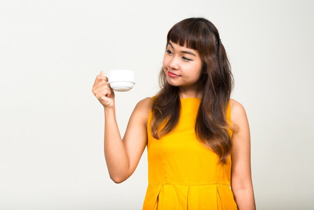 Belle jeune femme asiatique contre l'espace blanc