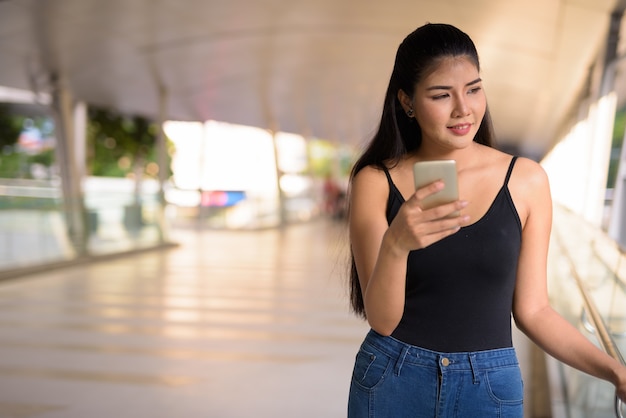 Belle jeune femme asiatique à la découverte de la ville