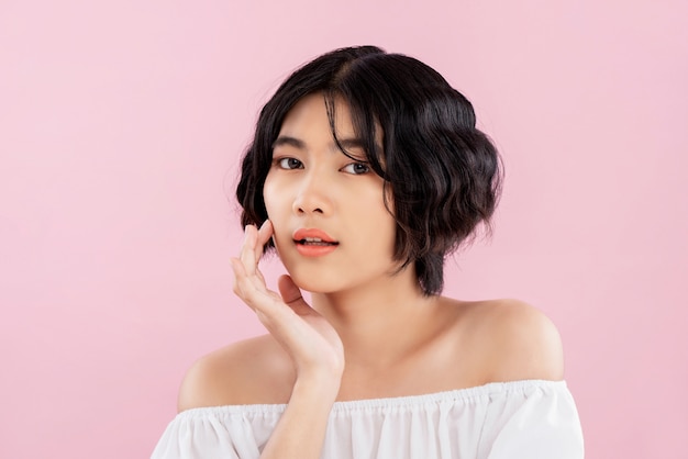 Belle jeune femme asiatique délicate avec une coiffure courte ondulée