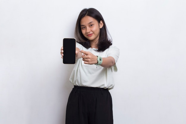 Belle jeune femme asiatique démontrant un téléphone portable isolé sur fond blanc