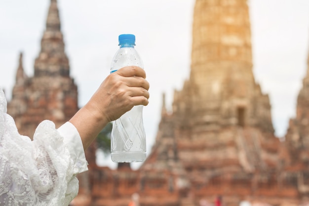 Belle jeune femme asiatique l'eau potable après se reposer marcher en vacances