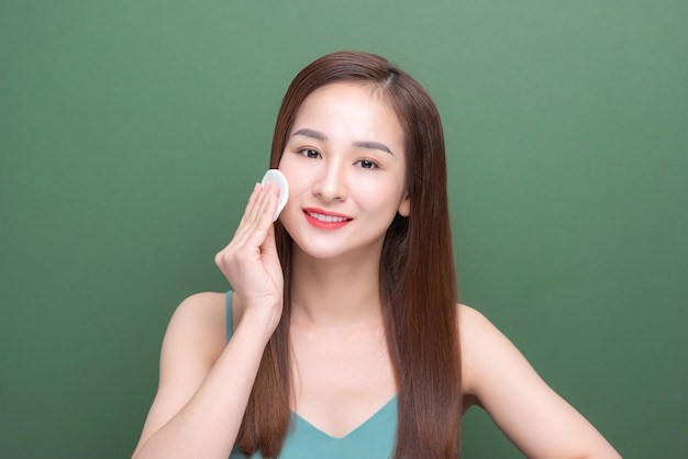 Belle Jeune Femme Asiatique Enlève Le Maquillage Avec Un Tampon De Coton Cosmétique Blanc Soins De La Peau Du Visage