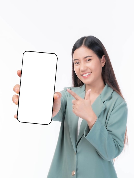 Photo belle jeune femme asiatique fille surprise et excitée montrant un grand téléphone intelligent avec écran blanc écran blanc pour la publicité d'application mobile isolé sur fond blanc affichage de téléphone intelligent mock up image