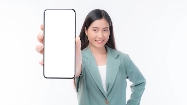 Belle jeune femme asiatique Fille surprise excitée montrant un téléphone intelligent avec écran blanc écran blanc pour la publicité d'applications mobiles isolé sur fond blanc écran de téléphone intelligent Mock Up Image