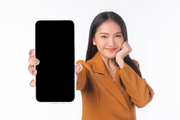 Belle jeune femme asiatique Fille surprise excitée montrant un téléphone intelligent avec écran blanc écran noir pour la publicité d'applications mobiles isolé sur fond blanc écran de téléphone intelligent Mock Up Image