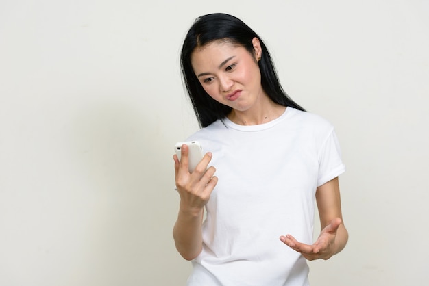 Belle jeune femme asiatique isolée