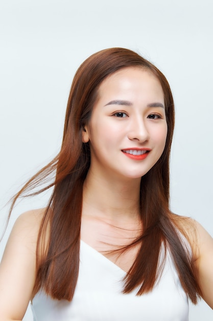 Belle jeune femme asiatique avec une peau fraîche et propre
